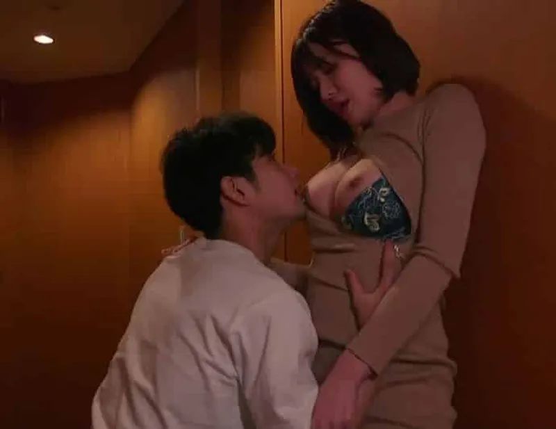 Bí mật hẹn hò với cô gái xinh đẹp trả bài giỏi hơn cả người yêu