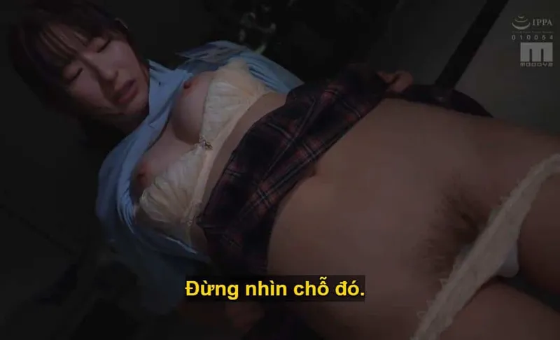 Sếp lớn đang lập mưu "dạy dỗ" cô em dưới quyền kiêu kỳ lười nhác, suốt ngày chỉ mải mê tán gẫu với người yêu qua tin nhắn.